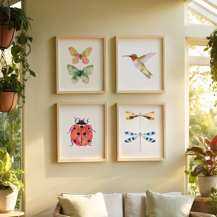 Ruby-Throated Hummingbird (Vertical Orientation)